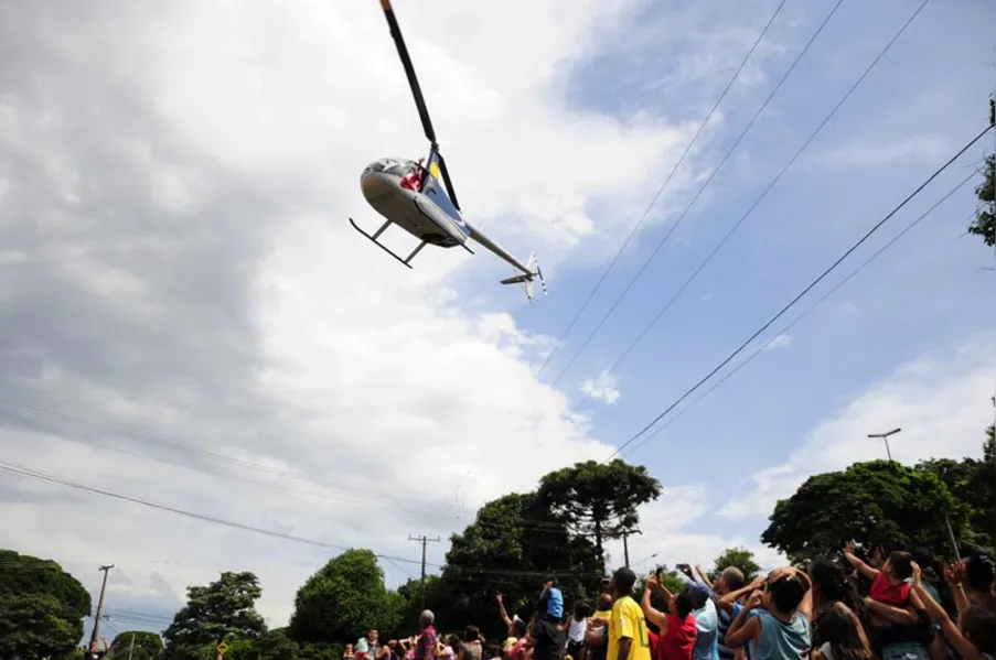 Papai Noel faz a festa para crianças na zona norte