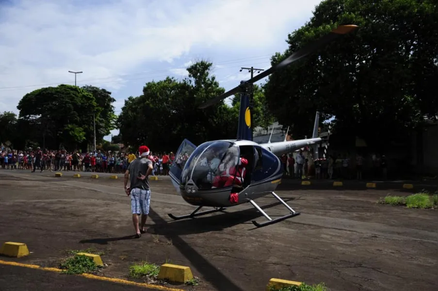Papai Noel faz a festa para crianças na zona norte
