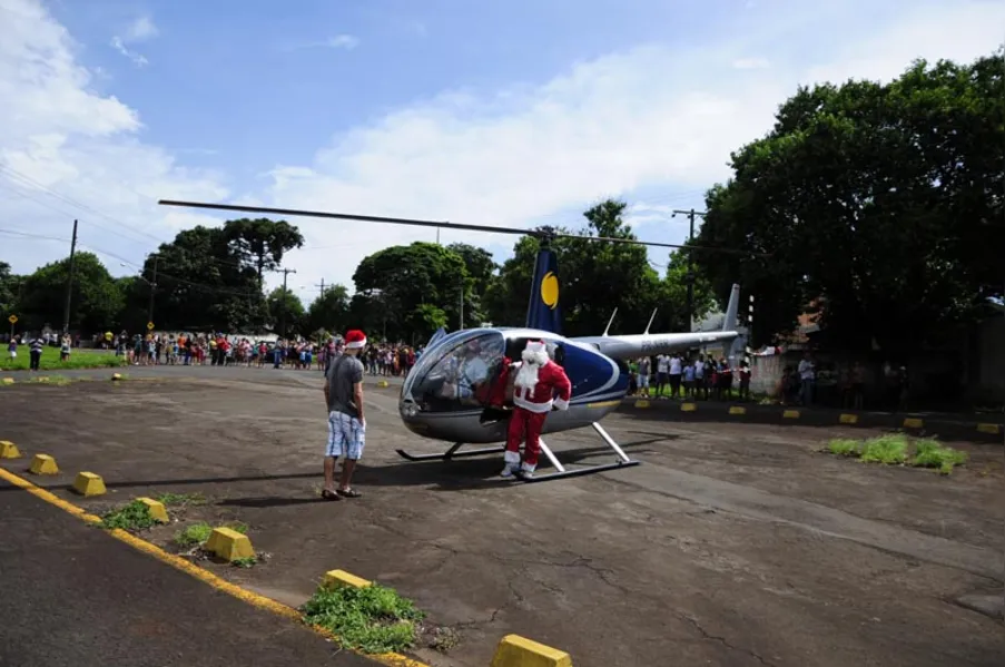 Papai Noel faz a festa para crianças na zona norte