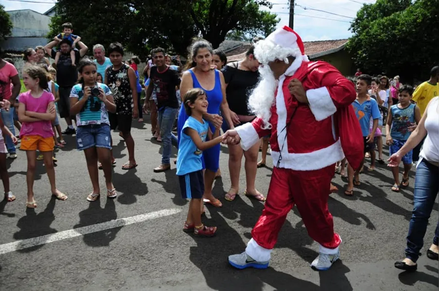 Papai Noel faz a festa para crianças na zona norte