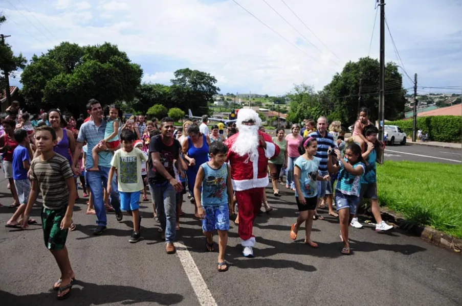 Papai Noel faz a festa para crianças na zona norte
