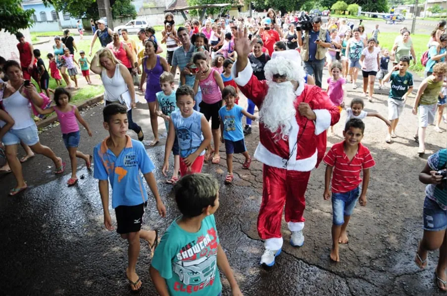 Papai Noel faz a festa para crianças na zona norte