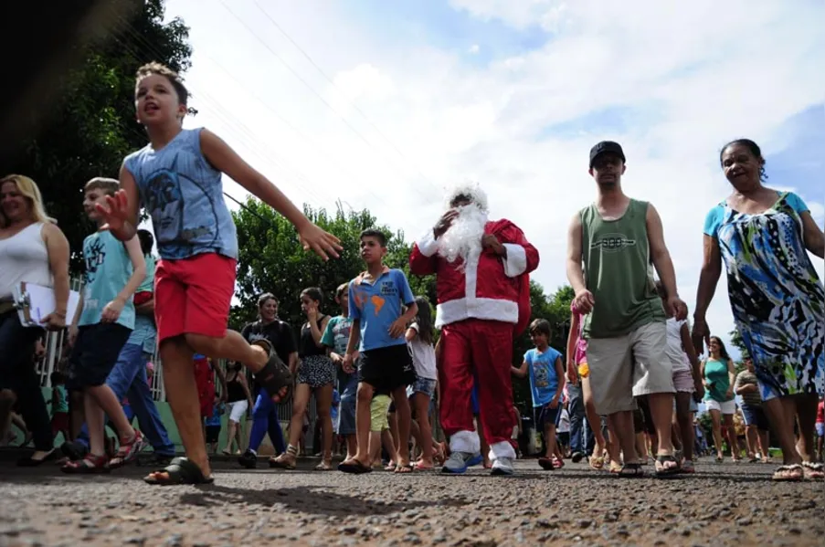Papai Noel faz a festa para crianças na zona norte