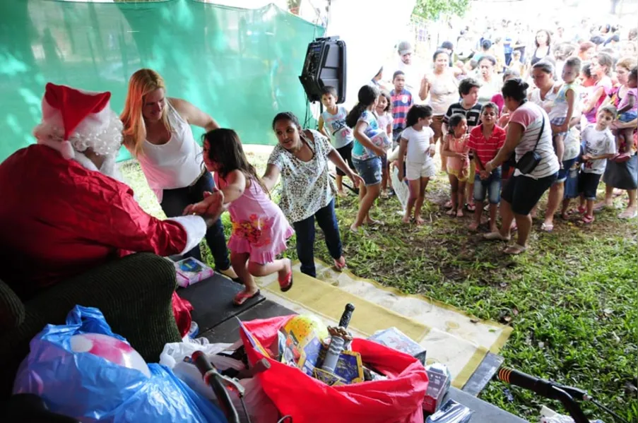 Papai Noel faz a festa para crianças na zona norte