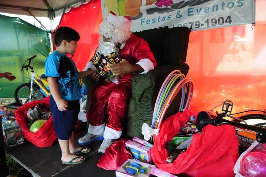 Papai Noel faz a festa para crianças na zona norte