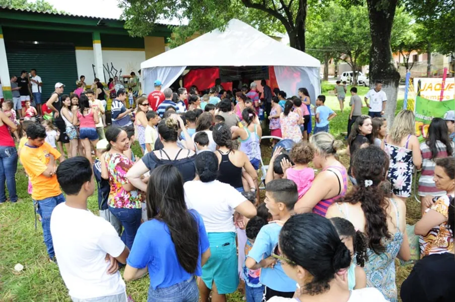 Papai Noel faz a festa para crianças na zona norte