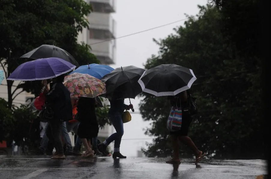 Tempestades deixam mais de cem pessoas afetadas