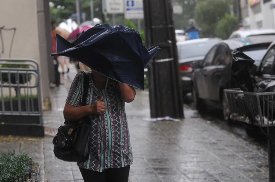 Tempestades deixam mais de cem pessoas afetadas
