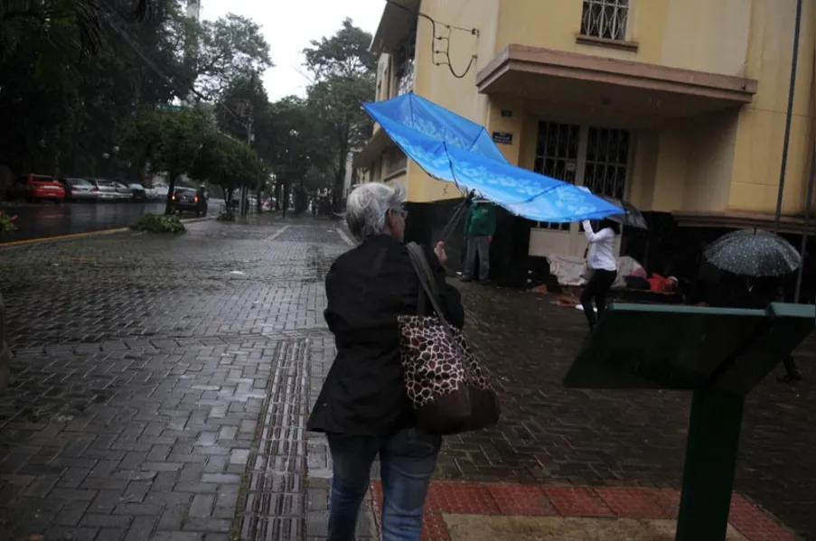 Tempestades deixam mais de cem pessoas afetadas