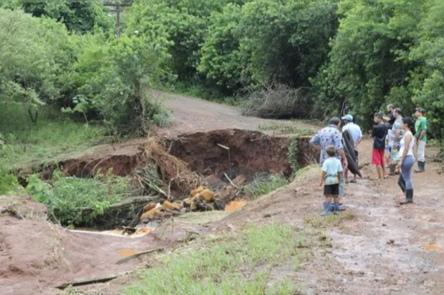 Após chuva recorde, prefeitura decreta estado de emergência