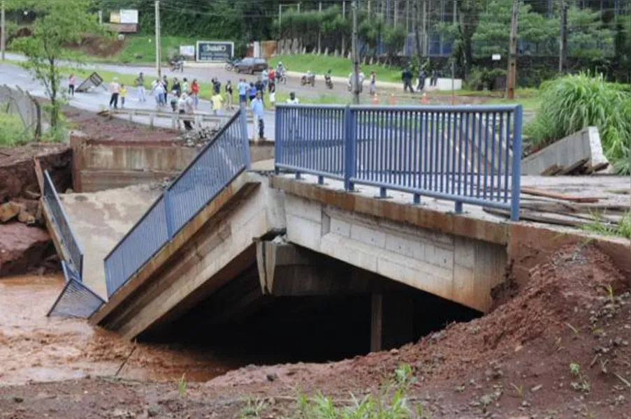 Após chuva recorde, prefeitura decreta estado de emergência