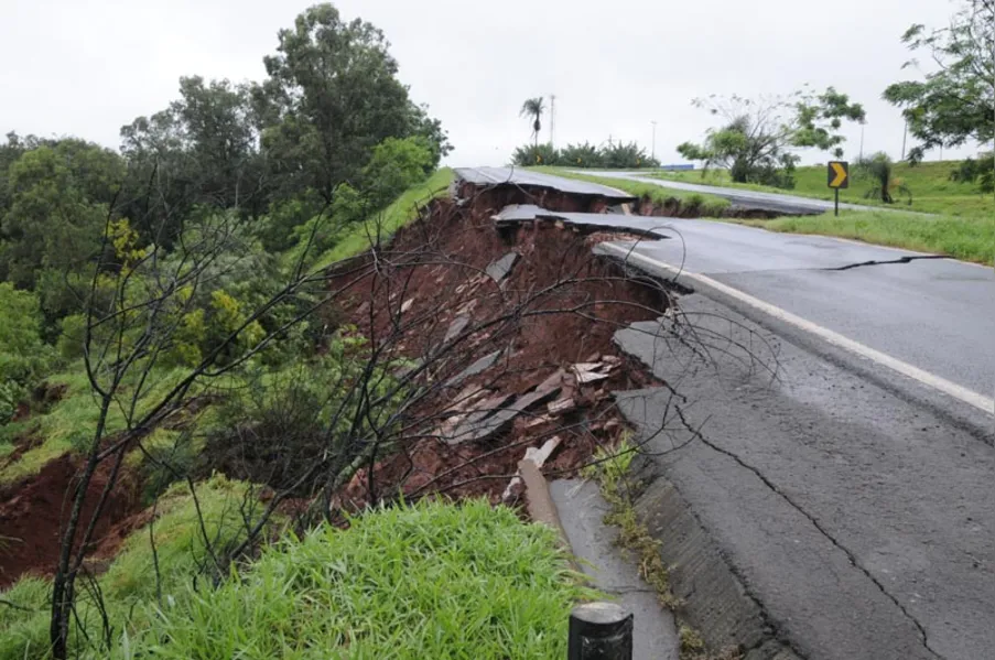 Após chuva recorde, prefeitura decreta estado de emergência