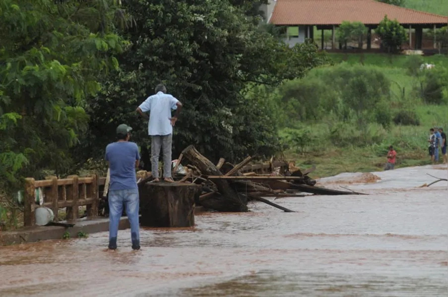 Após chuva recorde, prefeitura decreta estado de emergência