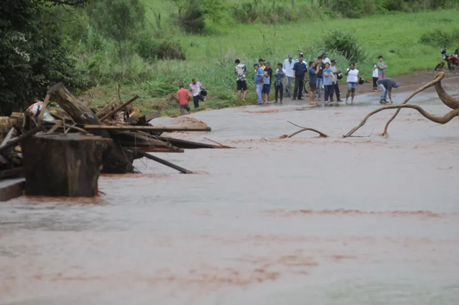 Após chuva recorde, prefeitura decreta estado de emergência