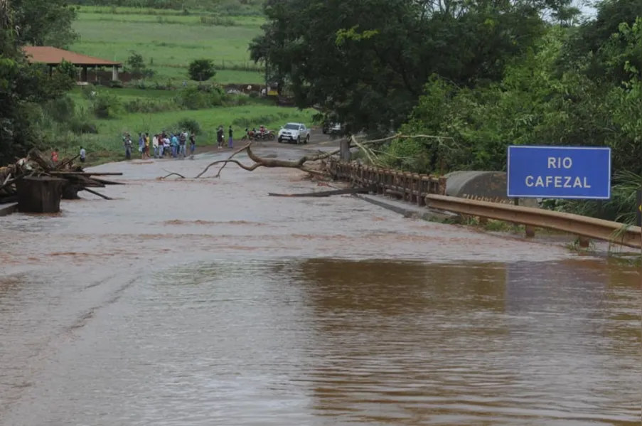 Após chuva recorde, prefeitura decreta estado de emergência
