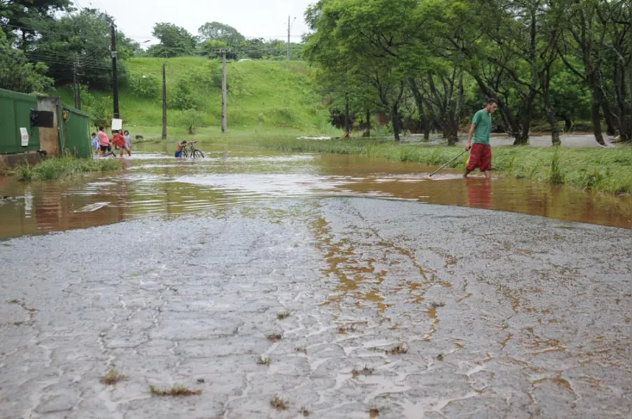 Após chuva recorde, prefeitura decreta estado de emergência