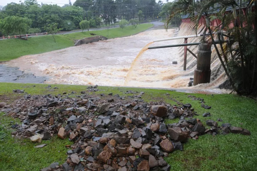 Após chuva recorde, prefeitura decreta estado de emergência