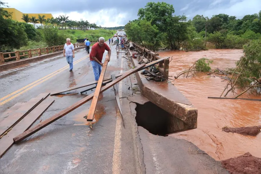 Temporal histórico deixa rastro de destruição
