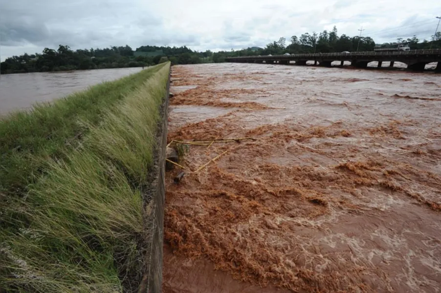 Temporal histórico deixa rastro de destruição