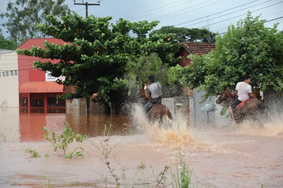 Temporal histórico deixa rastro de destruição