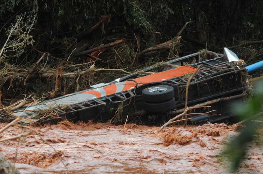 Temporal histórico deixa rastro de destruição