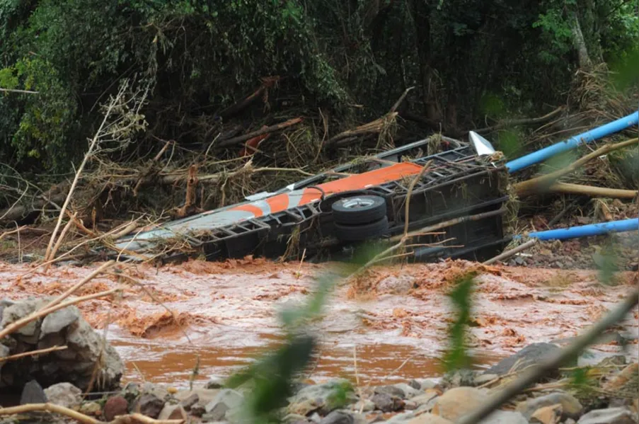 Temporal histórico deixa rastro de destruição