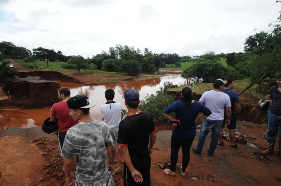 Temporal histórico deixa rastro de destruição