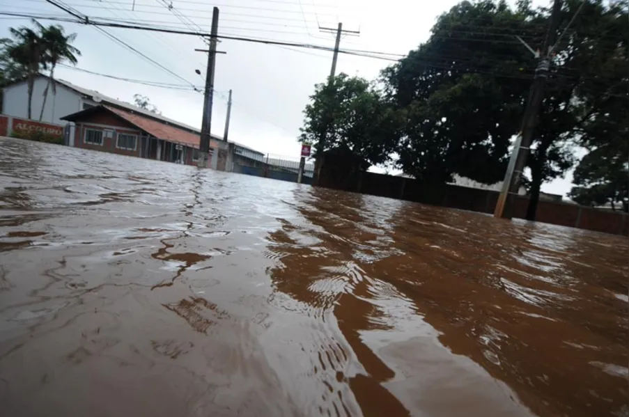 Temporal histórico deixa rastro de destruição