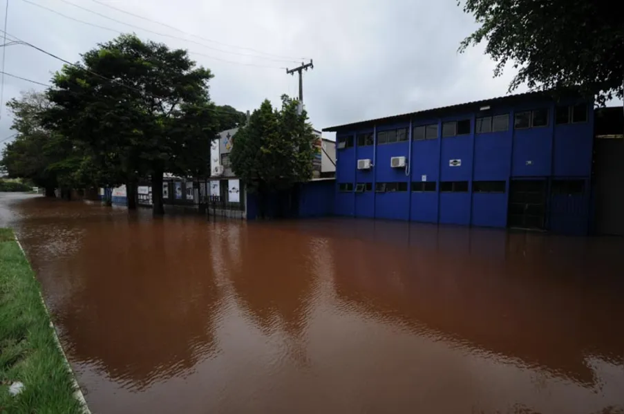 Temporal histórico deixa rastro de destruição