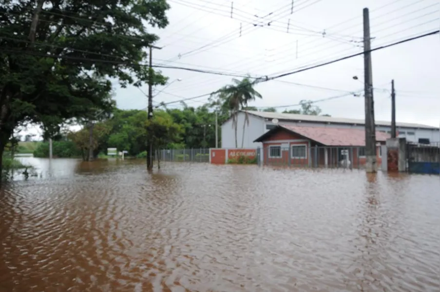 Temporal histórico deixa rastro de destruição