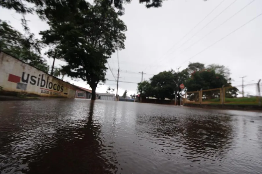 Temporal histórico deixa rastro de destruição