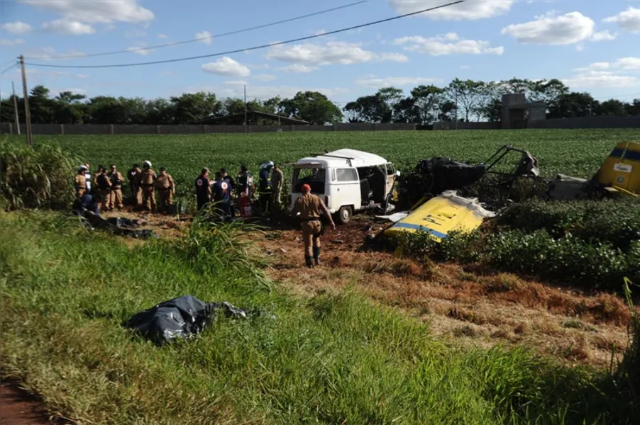 Avião cai, atinge Kombi e mata cinco pessoas