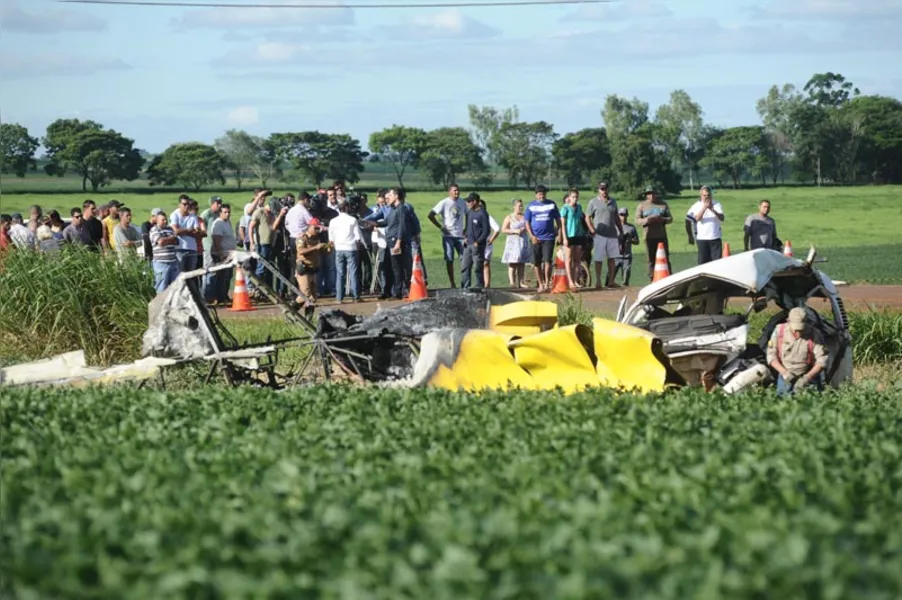 Avião cai, atinge Kombi e mata cinco pessoas