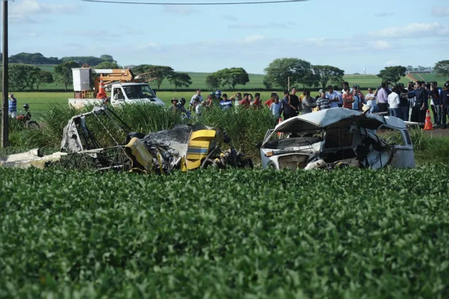 Avião cai, atinge Kombi e mata cinco pessoas