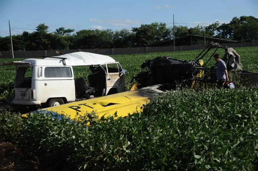 Avião cai, atinge Kombi e mata cinco pessoas