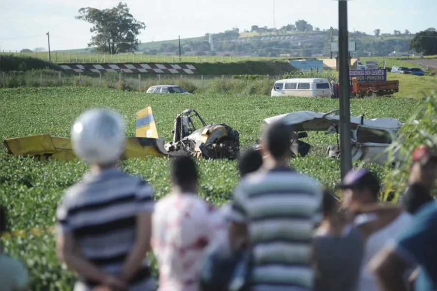 Avião cai, atinge Kombi e mata cinco pessoas