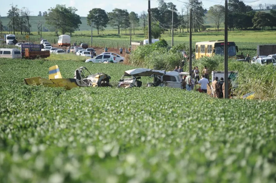 Avião cai, atinge Kombi e mata cinco pessoas