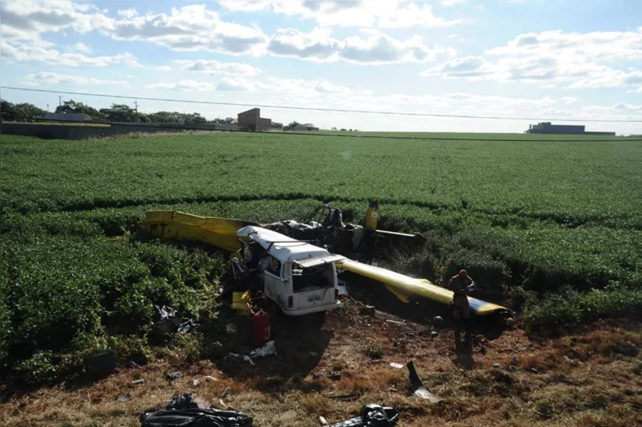 Avião cai, atinge Kombi e mata cinco pessoas