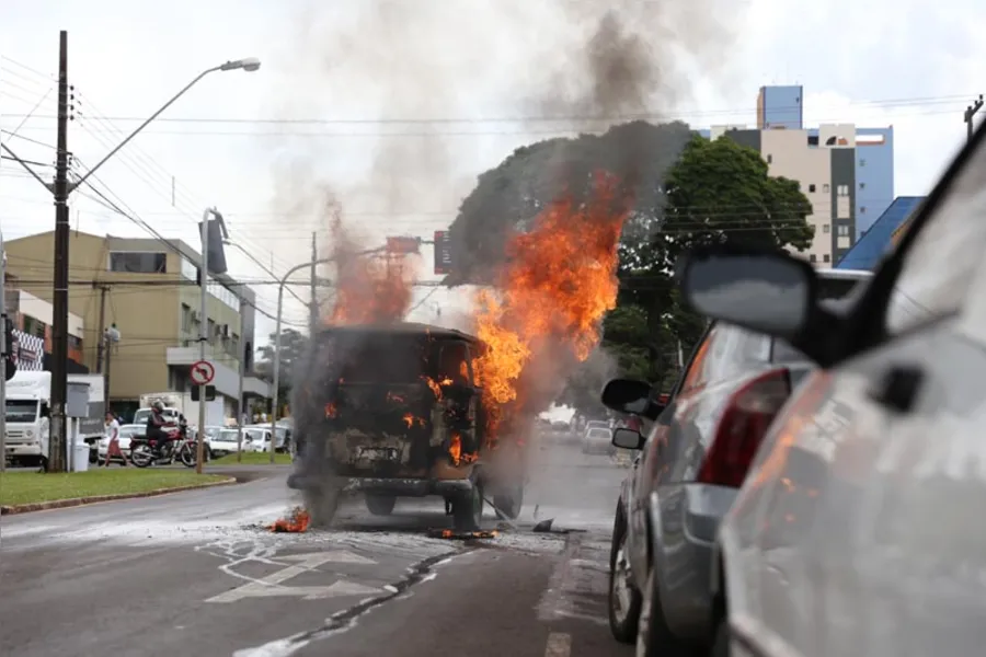 FOGO DESTRÓI VEÍCULO