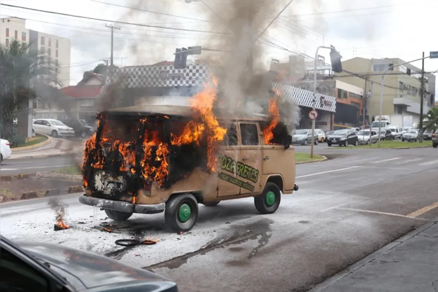 FOGO DESTRÓI VEÍCULO