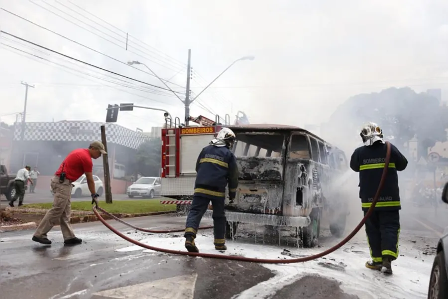 FOGO DESTRÓI VEÍCULO