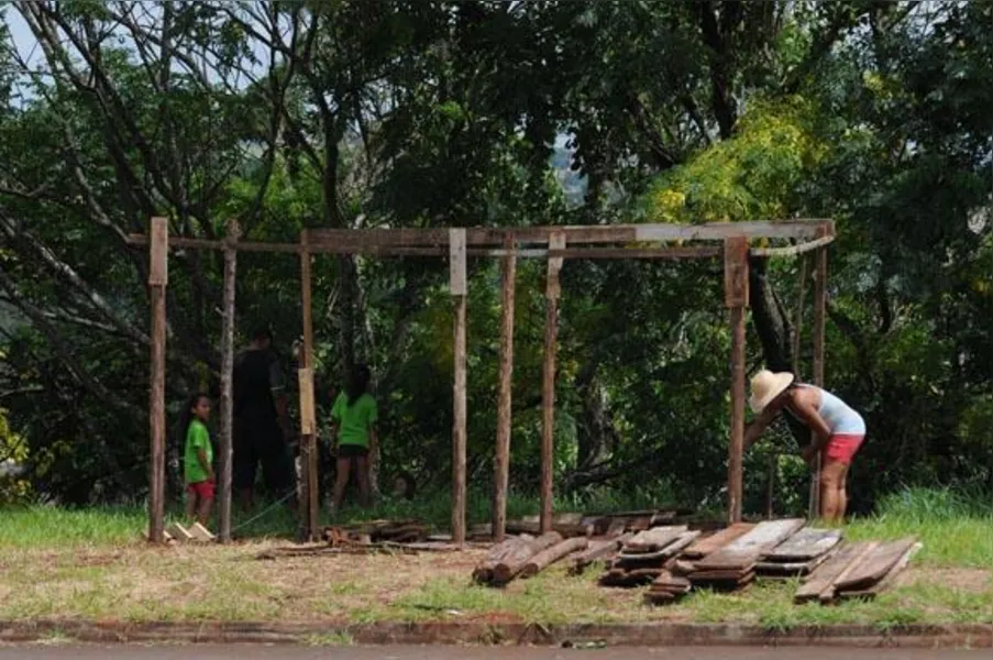 Famílias ocupam terreno na zona leste de Londrina