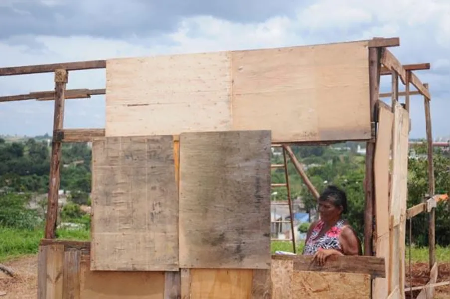 Famílias ocupam terreno na zona leste de Londrina