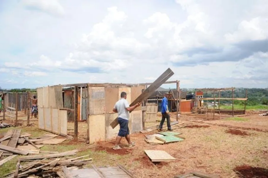 Famílias ocupam terreno na zona leste de Londrina