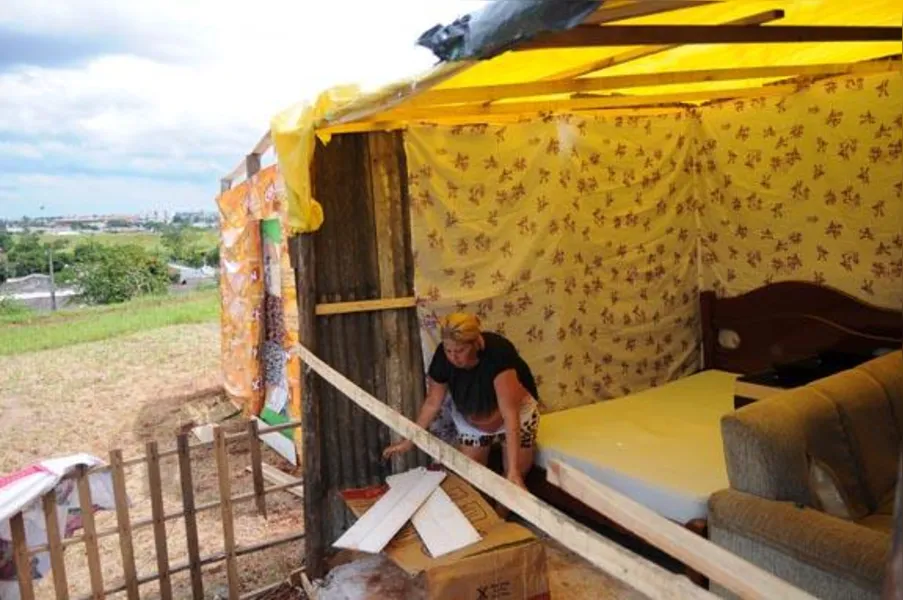 Famílias ocupam terreno na zona leste de Londrina
