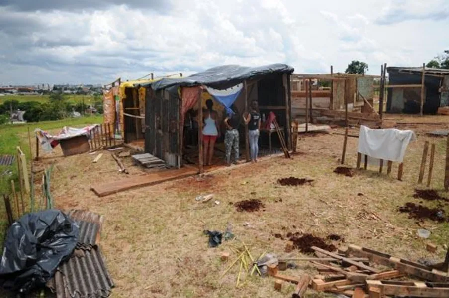 Famílias ocupam terreno na zona leste de Londrina