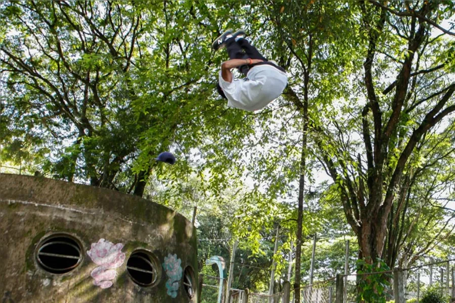 Amantes do Parkour se aventuram por Londrina