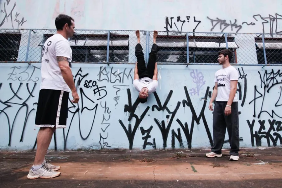 Amantes do Parkour se aventuram por Londrina
