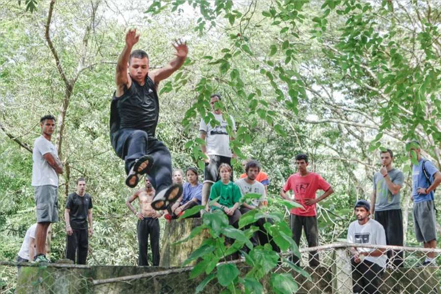 Amantes do Parkour se aventuram por Londrina