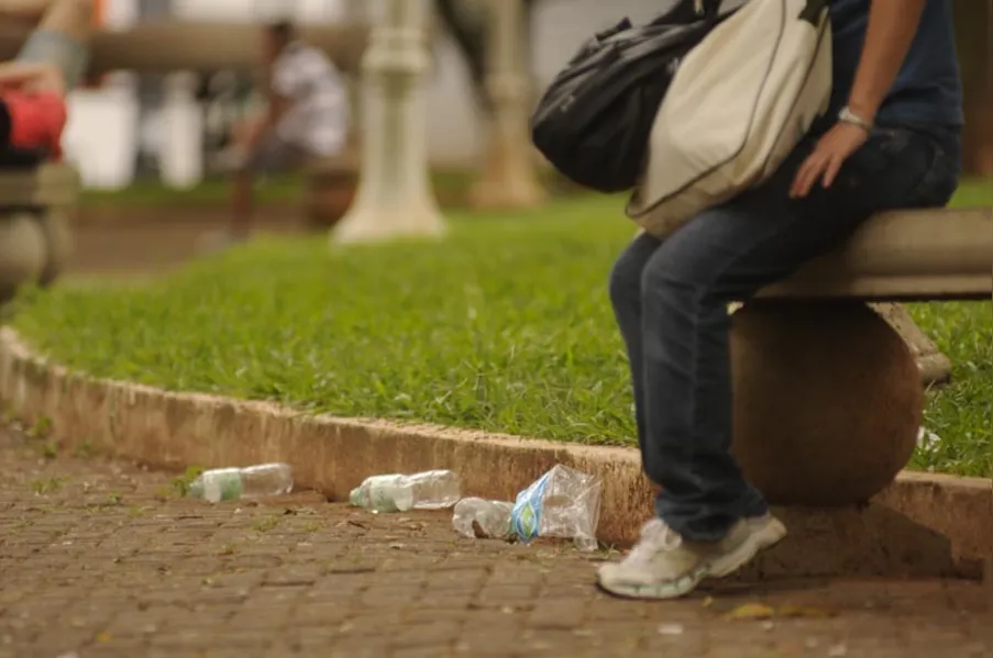 Dez meses após decreto, lixo no chão ainda é problema